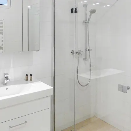 Beautiful In F-8344 W/ Wifi And 1 Bedrooms